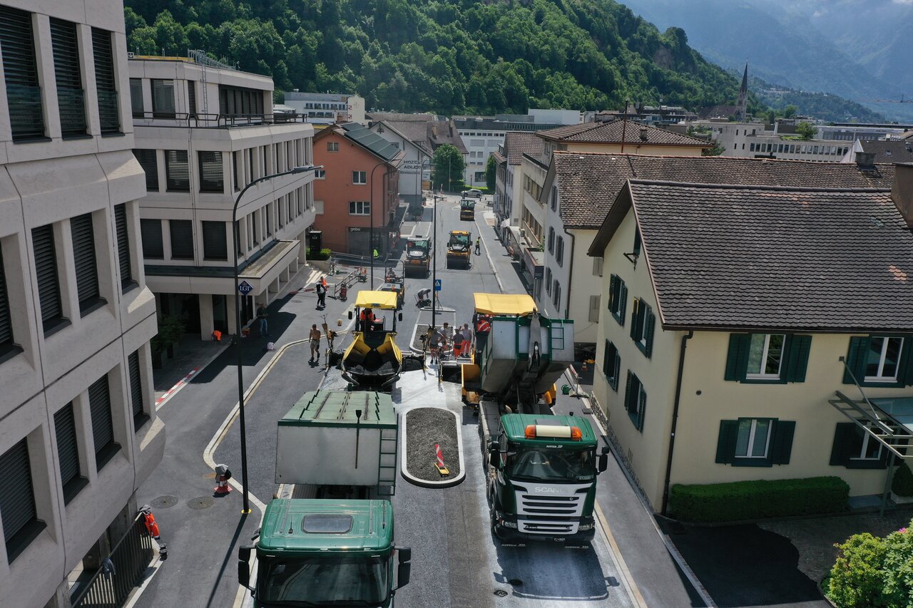 Ingenieurin am Vermessungsgerät